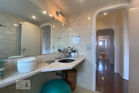 Apartamento para alugar com 290m², 4 quartos e 3 vagas Apartamento para alugar com 290m², 4 quartos e 3 vagasBanheiro da Suíte 2