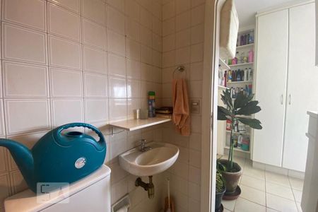 Apartamento para alugar com 290m², 4 quartos e 3 vagas Apartamento para alugar com 290m², 4 quartos e 3 vagasBanheiro de Serviço