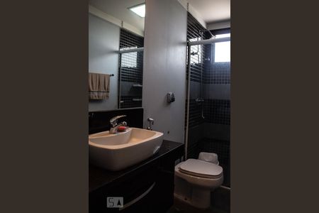 Banheiro de apartamento à venda com 3 quartos, 137m² em Cambuí, Campinas