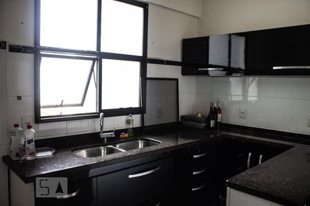 Cozinha de apartamento à venda com 3 quartos, 137m² em Cambuí, Campinas