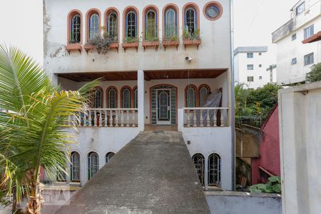 Entrada de casa para alugar com 10 quartos, 450m² em Sagrada Família, Belo Horizonte