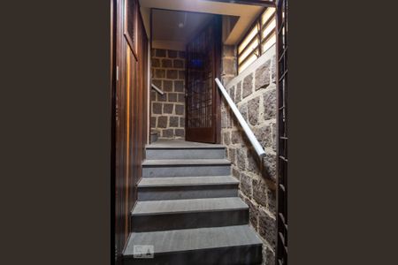 Casa à venda com 330m², 3 quartos e 2 vagas Casa à venda com 330m², 3 quartos e 2 vagasEscada