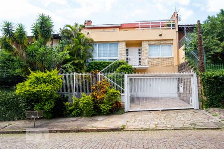 Casa à venda com 330m², 3 quartos e 2 vagas Casa à venda com 330m², 3 quartos e 2 vagasFachada