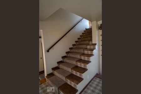 Casa à venda com 330m², 3 quartos e 2 vagas Casa à venda com 330m², 3 quartos e 2 vagasEscada