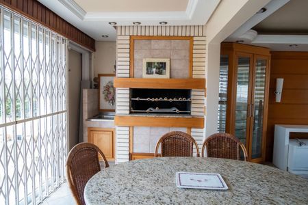 Casa à venda com 330m², 3 quartos e 2 vagas Casa à venda com 330m², 3 quartos e 2 vagasChurrasqueira