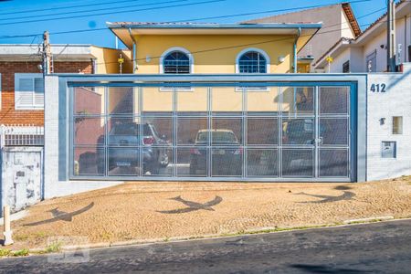 Casa à venda com 256m², 3 quartos e 4 vagas Casa à venda com 256m², 3 quartos e 4 vagasFachada