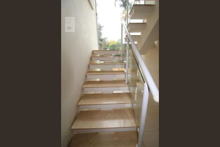 Casa de condomínio à venda com 407m², 4 quartos e sem vagaEscada