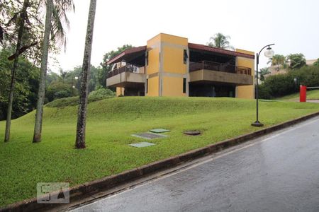 Casa de condomínio à venda com 407m², 4 quartos e sem vagaÁrea Comum: academia (térreo) e salão de festas (1º andar)