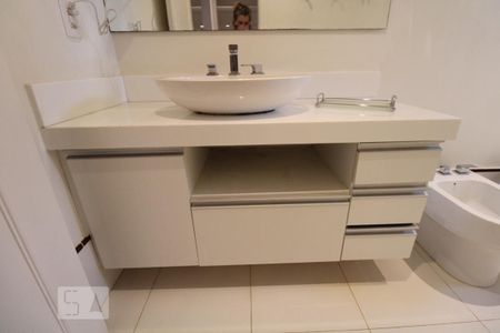 Casa de condomínio à venda com 407m², 4 quartos e sem vagaBanheiro da Suíte 2