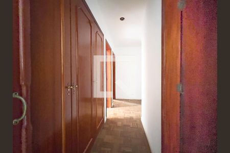 Corredor com armários de apartamento para alugar com 4 quartos, 143m² em Indianópolis, São Paulo