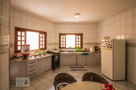 Casa à venda com 223m², 2 quartos e 3 vagas Casa à venda com 223m², 2 quartos e 3 vagasCozinha