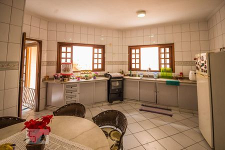 Casa à venda com 223m², 2 quartos e 3 vagas Casa à venda com 223m², 2 quartos e 3 vagasCozinha