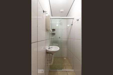 Banheiro de kitnet/studio para alugar com 1 quarto, 15m² em Jardim Peri Peri, São Paulo