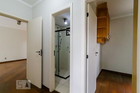 Corredor de apartamento para alugar com 3 quartos, 86m² em Vila Gumercindo, São Paulo