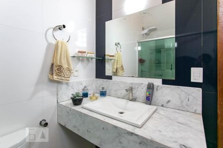 Casa à venda com 250m², 4 quartos e 4 vagasBanheiro da Suíte 1 