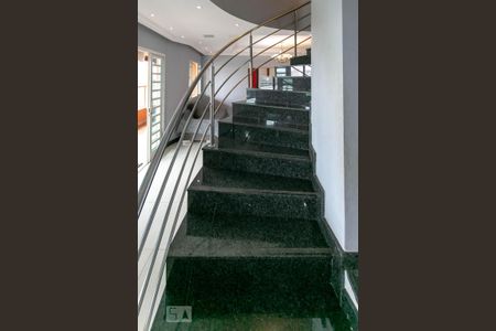 Casa à venda com 250m², 4 quartos e 4 vagasEscada