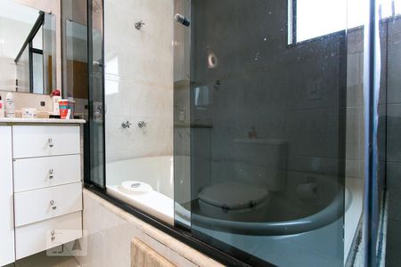 Casa à venda com 420m², 4 quartos e 6 vagasBanheiro da Suíte 1