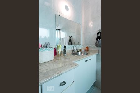 Casa à venda com 420m², 4 quartos e 6 vagasBanheiro da Suíte 2