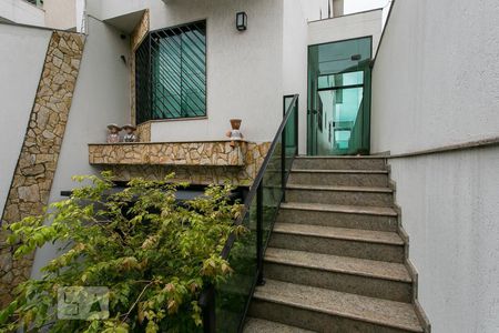 Casa à venda com 420m², 4 quartos e 6 vagasFachada