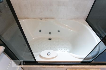 Casa à venda com 420m², 4 quartos e 6 vagasBanheiro da Suíte 1