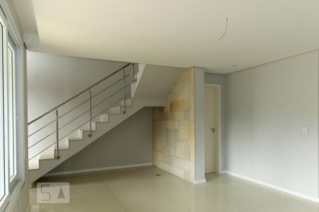 Sala de casa de condomínio à venda com 3 quartos, 140m² em Campo Novo, Porto Alegre