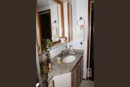 Apartamento à venda com 251m², 4 quartos e 3 vagasBanheiro da Suíte 2