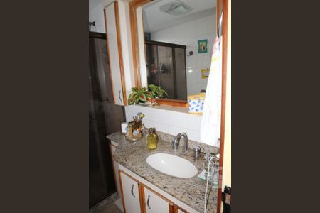 Apartamento à venda com 251m², 4 quartos e 3 vagasBanheiro da Suíte 2