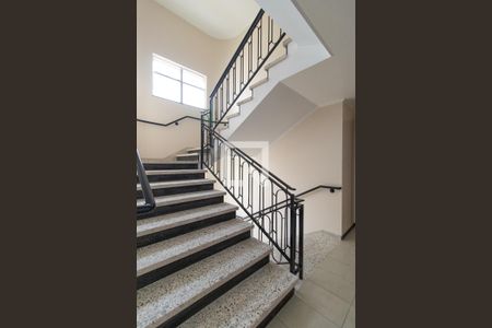 Apartamento para alugar com 60m², 2 quartos e sem vaga Apartamento para alugar com 60m², 2 quartos e sem vagaEscada
