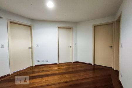 Apartamento para alugar com 239m², 4 quartos e 3 vagas Apartamento para alugar com 239m², 4 quartos e 3 vagasSaleta / Hall Dormitórios