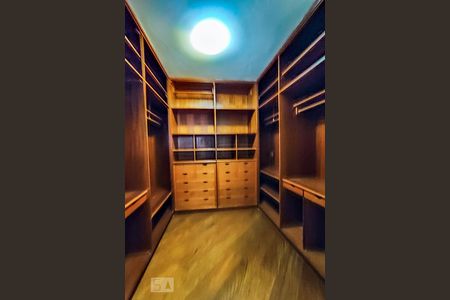 Apartamento para alugar com 239m², 4 quartos e 3 vagas Apartamento para alugar com 239m², 4 quartos e 3 vagasCloset Suíte 1