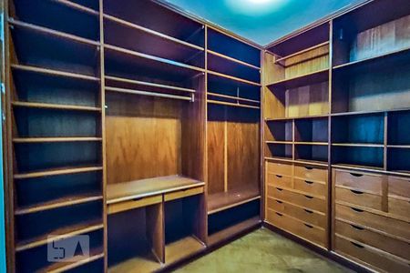 Apartamento para alugar com 239m², 4 quartos e 3 vagas Apartamento para alugar com 239m², 4 quartos e 3 vagasCloset Suíte 1