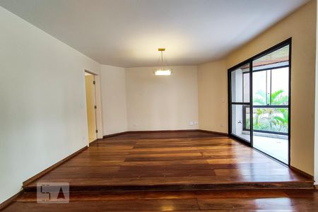 Apartamento para alugar com 239m², 4 quartos e 3 vagas Apartamento para alugar com 239m², 4 quartos e 3 vagasSala de Jantar