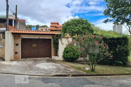 Casa para alugar com 350m², 4 quartos e NaN vagas Casa para alugar com 350m², 4 quartos e NaN vagasFachada