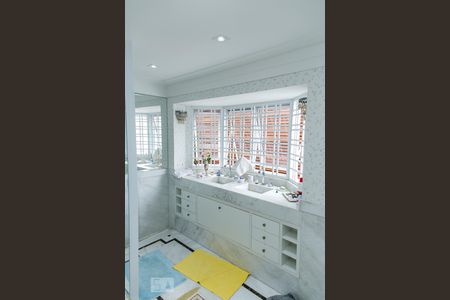 Casa à venda com 455m², 5 quartos e 3 vagasBanheiro da Suíte