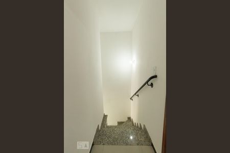 Casa de condomínio para alugar com 65m², 2 quartos e 1 vagaEscada