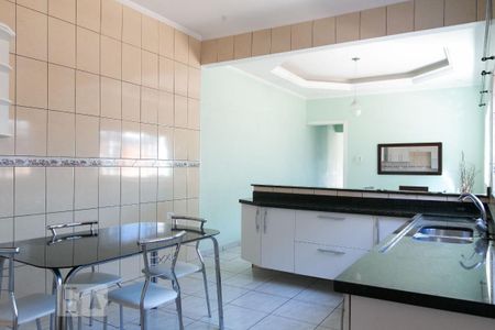 Casa à venda com 300m², 4 quartos e 5 vagas Casa à venda com 300m², 4 quartos e 5 vagasCozinha