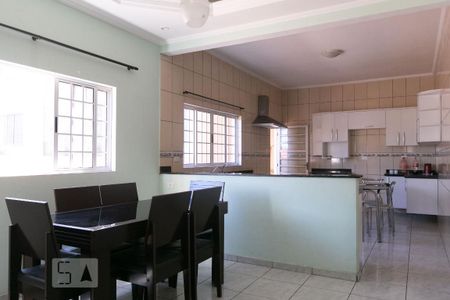 Casa à venda com 300m², 4 quartos e 5 vagas Casa à venda com 300m², 4 quartos e 5 vagasSala de Jantar