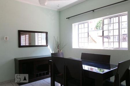 Casa à venda com 300m², 4 quartos e 5 vagas Casa à venda com 300m², 4 quartos e 5 vagasSala de Jantar