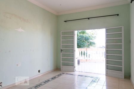 Sala de casa à venda com 4 quartos, 300m² em Vila Carmosina, São Paulo