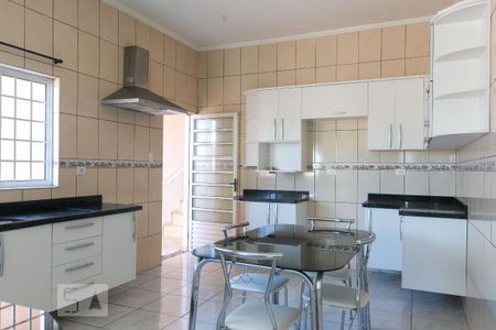 Casa à venda com 300m², 4 quartos e 5 vagas Casa à venda com 300m², 4 quartos e 5 vagasCozinha