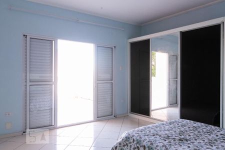 Casa à venda com 300m², 4 quartos e 5 vagas Casa à venda com 300m², 4 quartos e 5 vagasSuíte