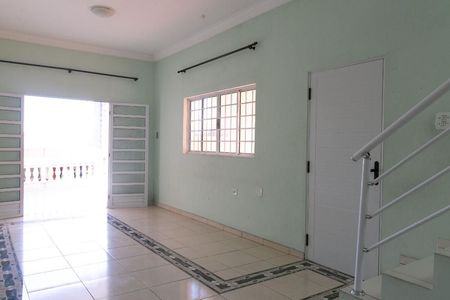 Sala de casa à venda com 4 quartos, 300m² em Vila Carmosina, São Paulo