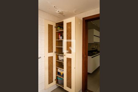 Casa à venda com 600m², 6 quartos e 6 vagas Casa à venda com 600m², 6 quartos e 6 vagasÁrea de Serviço 1