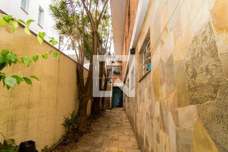 Casa à venda com 600m², 6 quartos e 6 vagas Casa à venda com 600m², 6 quartos e 6 vagasGaragem e quintal