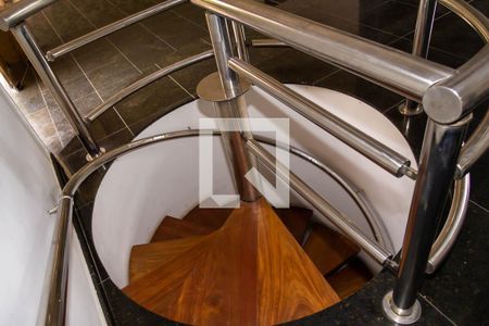 Casa à venda com 600m², 6 quartos e 6 vagas Casa à venda com 600m², 6 quartos e 6 vagasEscada