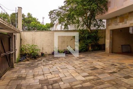 Casa à venda com 600m², 6 quartos e 6 vagas Casa à venda com 600m², 6 quartos e 6 vagasGaragem e quintal