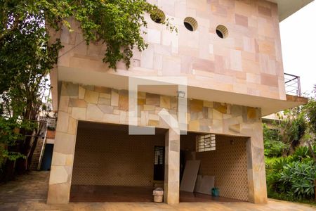 Casa à venda com 600m², 6 quartos e 6 vagas Casa à venda com 600m², 6 quartos e 6 vagasGaragem e quintal