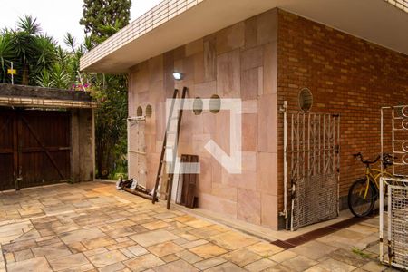 Casa à venda com 600m², 6 quartos e 6 vagas Casa à venda com 600m², 6 quartos e 6 vagasGaragem 2 e quintal