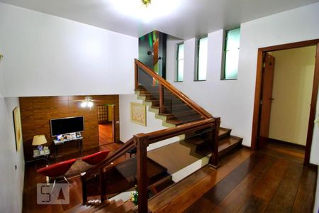 Casa à venda com 600m², 4 quartos e 6 vagasEscada