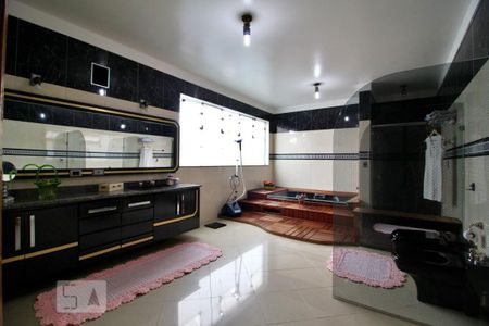 Casa à venda com 600m², 4 quartos e 6 vagasBanheiro da Suíte 1